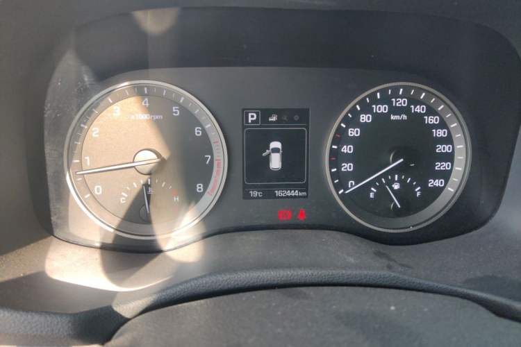 Used Hyundai Tucson 2015 1.6T Dual-Clutch Two-Wheel-Drive Smart Model Odometer Close Up