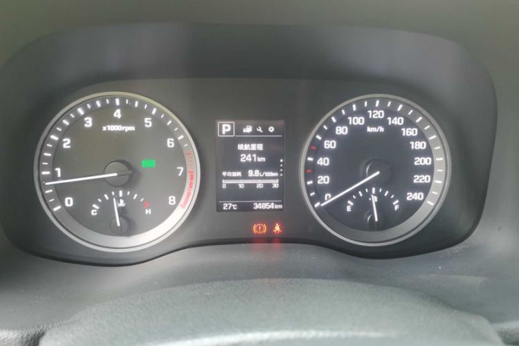 Used Hyundai Tucson 2015 1.6T Dual-Clutch Two-Wheel-Drive Smart Model Odometer Close Up