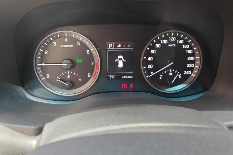 Used Hyundai Tucson 2015 1.6T Dual-Clutch Two-Wheel-Drive Smart Model Odometer Close Up