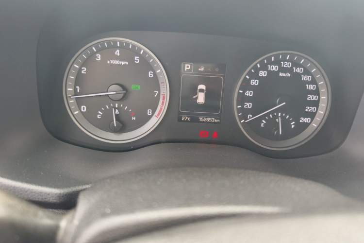 Used Hyundai Tucson 2015 1.6T Dual-Clutch Two-Wheel-Drive Smart Model Odometer Close Up