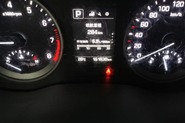 Used Hyundai Tucson 2015 1.6T Dual-Clutch Two-Wheel-Drive Smart Model Odometer Close Up