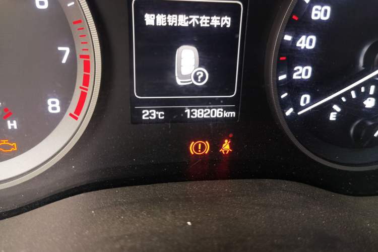 Used Hyundai Tucson 2015 1.6T Dual-Clutch Two-Wheel-Drive Smart Model Odometer Close Up