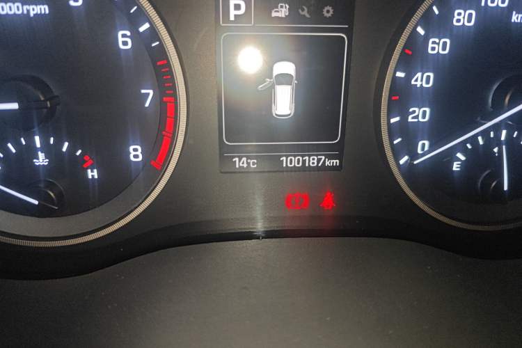Used Hyundai Tucson 2015 2.0L Automatic Two-Wheel Drive Smart Version Odometer Close Up