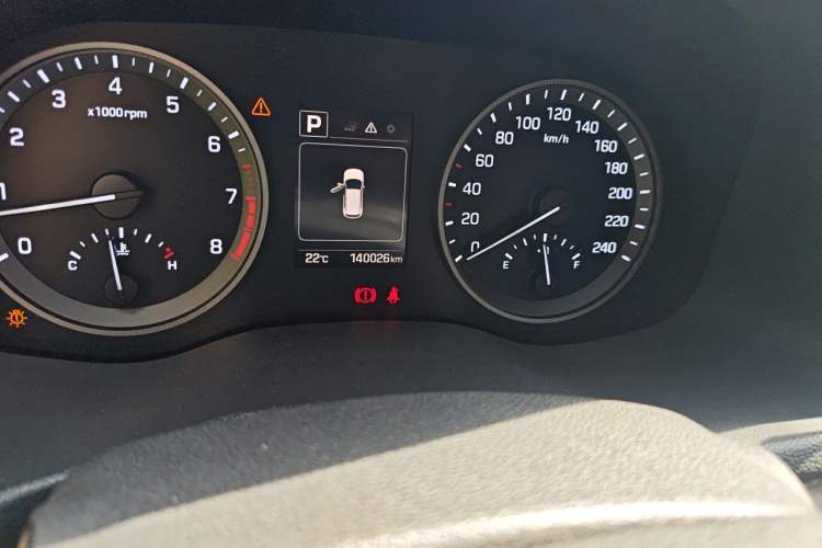 Used Hyundai Tucson 2015 1.6T Dual-Clutch Two-Wheel-Drive Smart Model Odometer Close Up