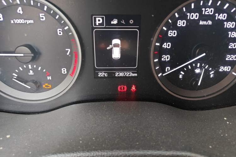Used Hyundai Tucson 2015 1.6T Dual-Clutch Two-Wheel-Drive Smart Model Odometer Close Up