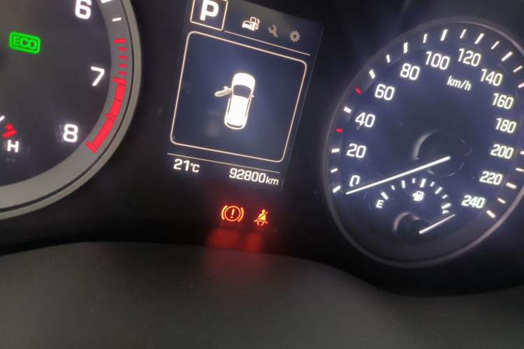 Used Hyundai Tucson 2015 1.6T Dual-Clutch Two-Wheel-Drive Smart Model Odometer Close Up