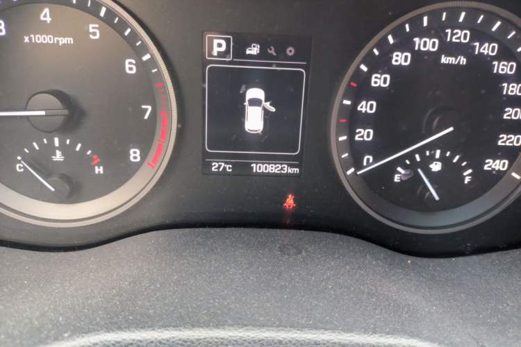 Used Hyundai Tucson 2015 2.0L Automatic Two-Wheel Drive Smart Version Odometer Close Up