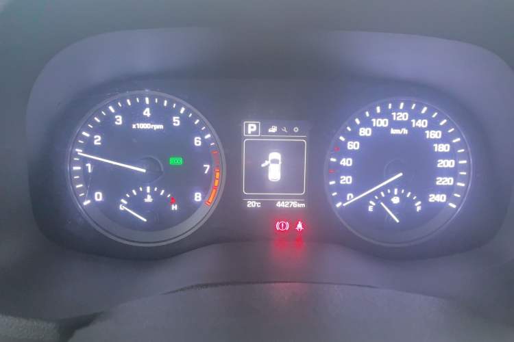 Used Hyundai Tucson 2015 1.6T Dual-Clutch Two-Wheel-Drive Smart Model Odometer Close Up
