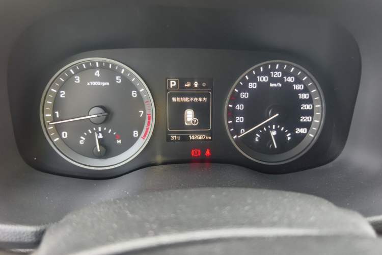 Used Hyundai Tucson 2015 1.6T Dual-Clutch Two-Wheel-Drive Smart Model Odometer Close Up