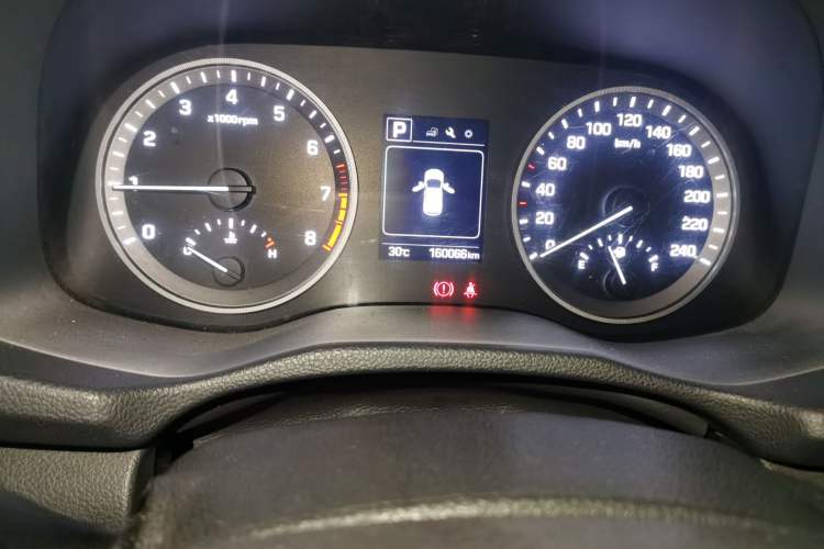 Used Hyundai Tucson 2015 2.0L Automatic Two-Wheel Drive Smart Version Odometer Close Up