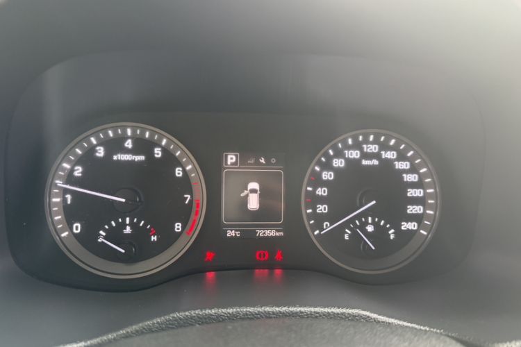 Used Hyundai Tucson 2015 1.6T Dual-Clutch Two-Wheel-Drive Smart Model Odometer Close Up