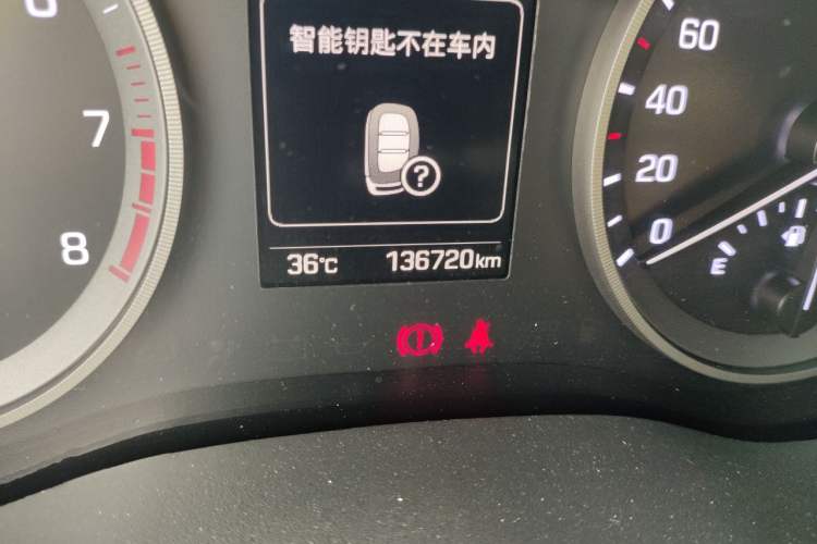 Used Hyundai Tucson 2015 1.6T Dual-Clutch Two-Wheel-Drive Smart Model Odometer Close Up