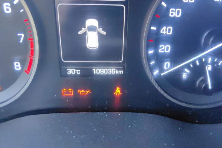 Used Hyundai Tucson 2015 1.6T Dual-Clutch Two-Wheel-Drive Smart Model Odometer Close Up
