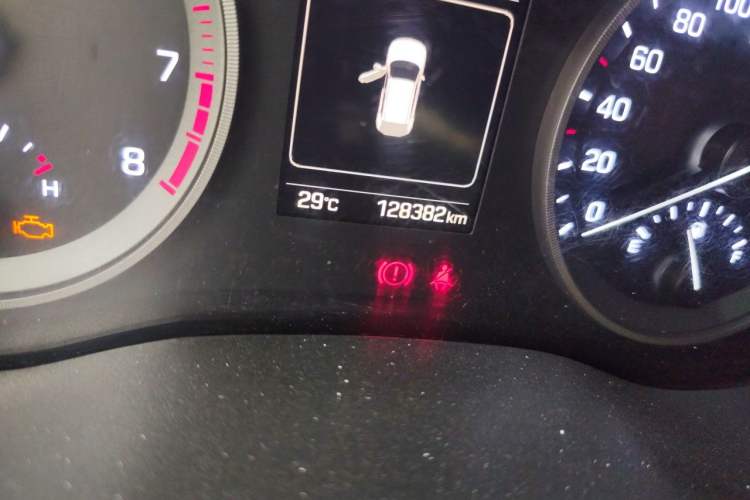 Used Hyundai Tucson 2015 1.6T Dual-Clutch Two-Wheel-Drive Smart Model Odometer Close Up