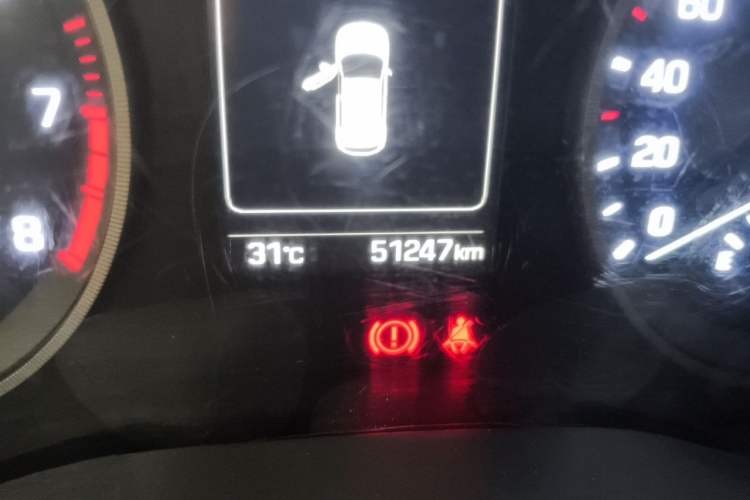 Used Hyundai Tucson 2015 1.6T Dual-Clutch Two-Wheel-Drive Smart Model Odometer Close Up