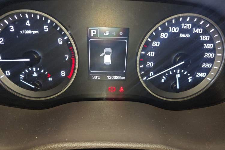 Used Hyundai Tucson 2015 1.6T Dual-Clutch Two-Wheel-Drive Smart Model Odometer Close Up