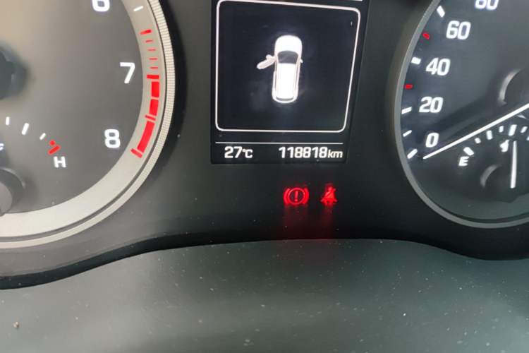 Used Hyundai Tucson 2015 1.6T Dual-Clutch Two-Wheel-Drive Smart Model Odometer Close Up