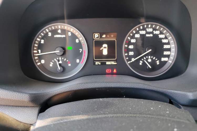 Used Hyundai Tucson 2015 1.6T Dual-Clutch Two-Wheel-Drive Smart Model Odometer Close Up