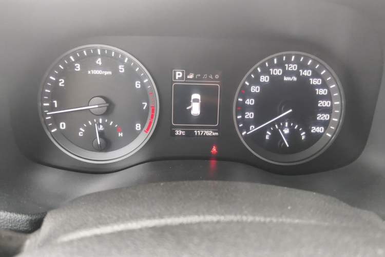 Used Hyundai Tucson 2015 1.6T Dual-Clutch Two-Wheel-Drive Smart Model Odometer Close Up