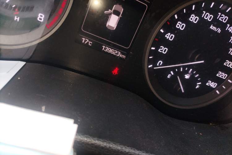 Used Hyundai Tucson 2015 1.6T Dual-Clutch Two-Wheel-Drive Smart Model Odometer Close Up