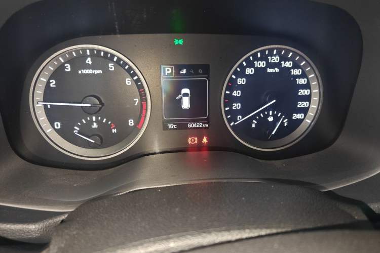 Used Hyundai Tucson 2015 1.6T Dual-Clutch Two-Wheel-Drive Smart Model Odometer Close Up