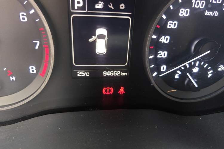 Used Hyundai Tucson 2015 1.6T Dual-Clutch Two-Wheel-Drive Smart Model Odometer Close Up