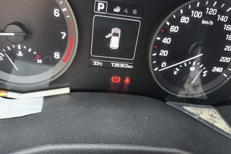 Used Hyundai Tucson 2015 1.6T Dual-Clutch Two-Wheel-Drive Smart Model Odometer Close Up