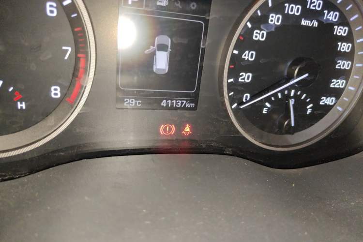 Used Hyundai Tucson 2015 1.6T Dual-Clutch Two-Wheel-Drive Smart Model Odometer Close Up