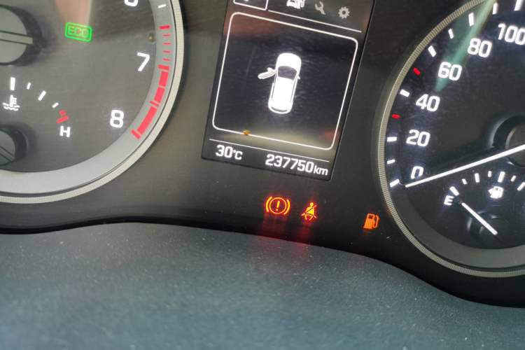 Used Hyundai Tucson 2015 1.6T Dual-Clutch Two-Wheel-Drive Smart Model Odometer Close Up
