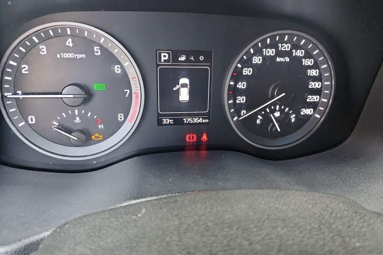 Used Hyundai Tucson 2015 1.6T Dual-Clutch Two-Wheel-Drive Smart Model Odometer Close Up