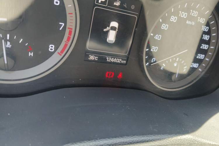 Used Hyundai Tucson 2015 1.6T Dual-Clutch Two-Wheel-Drive Smart Model Odometer Close Up