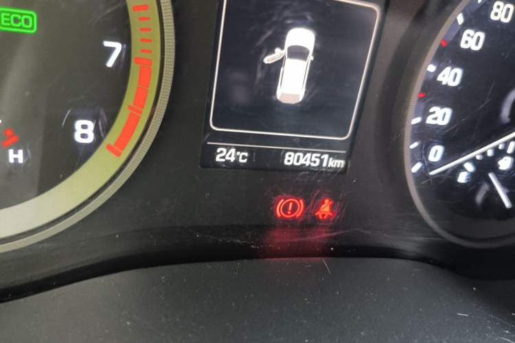 Used Hyundai Tucson 2015 1.6T Dual-Clutch Two-Wheel-Drive Smart Model Odometer Close Up