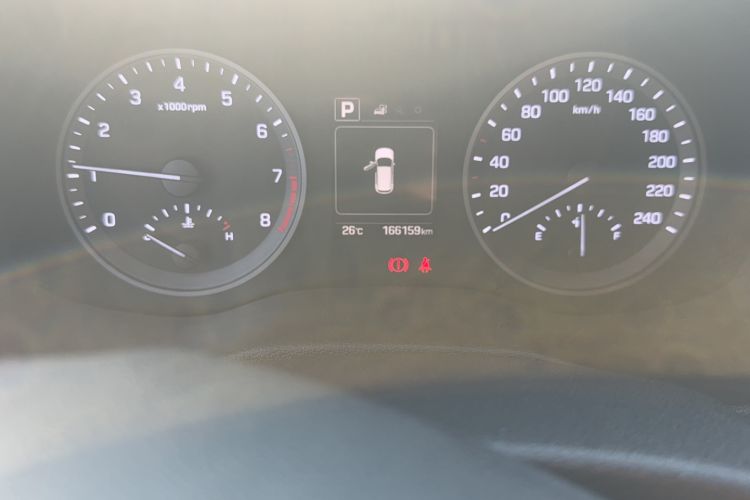 Used Hyundai Tucson 2015 1.6T Dual-Clutch Two-Wheel-Drive Smart Model Odometer Close Up