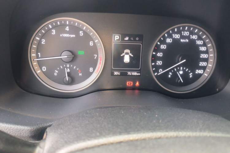 Used Hyundai Tucson 2015 1.6T Dual-Clutch Two-Wheel-Drive Smart Model Odometer Close Up