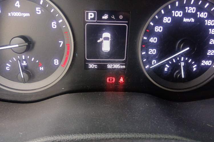 Used Hyundai Tucson 2015 1.6T Dual-Clutch Two-Wheel-Drive Smart Model Odometer Close Up