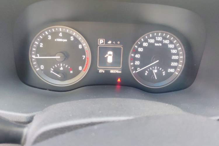 Used Hyundai Tucson 2015 1.6T Dual-Clutch Two-Wheel-Drive Smart Model Odometer Close Up