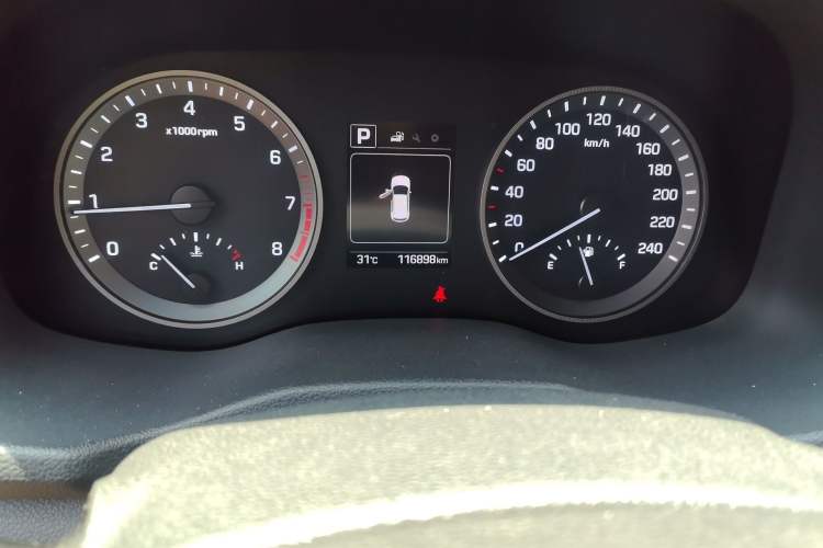 Used Hyundai Tucson 2015 1.6T Dual-Clutch Two-Wheel-Drive Smart Model Odometer Close Up