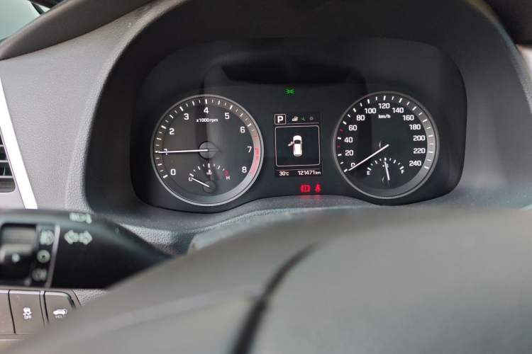 Used Hyundai Tucson 2015 1.6T Dual-Clutch Two-Wheel-Drive Leading Model Odometer Close Up