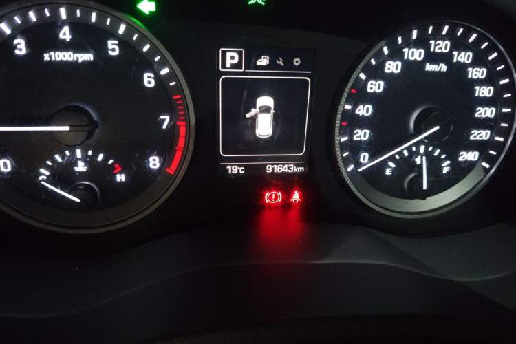 Used Hyundai Tucson 2015 1.6T Dual-Clutch Two-Wheel-Drive Leading Model Odometer Close Up