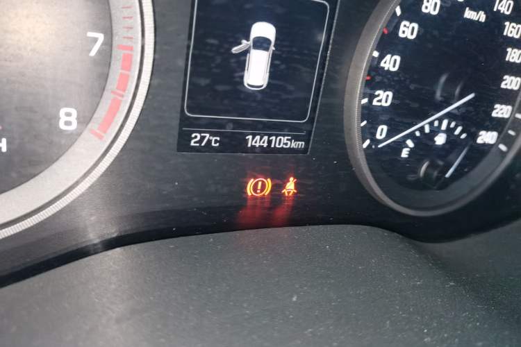 Used Hyundai Tucson 2015 1.6T Dual-Clutch Two-Wheel-Drive Smart Model Odometer Close Up