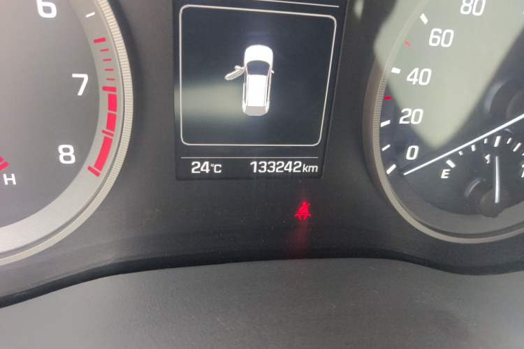 Used Hyundai Tucson 2015 1.6T Dual-Clutch Two-Wheel-Drive Smart Model Odometer Close Up