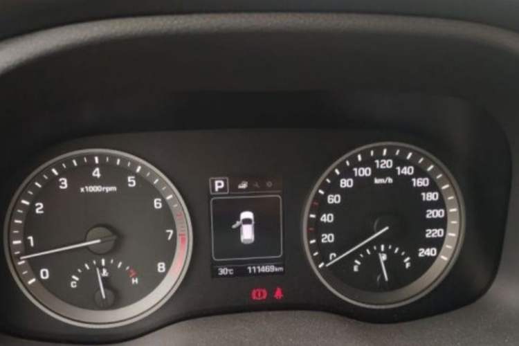 Used Hyundai Tucson 2015 1.6T Dual-Clutch Two-Wheel-Drive Smart Model Odometer Close Up