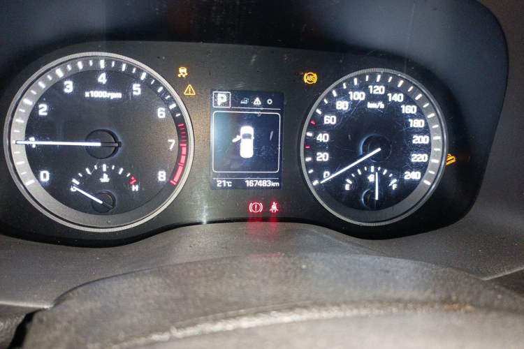 Used Hyundai Tucson 2015 1.6T Dual-Clutch Two-Wheel-Drive Smart Model Odometer Close Up