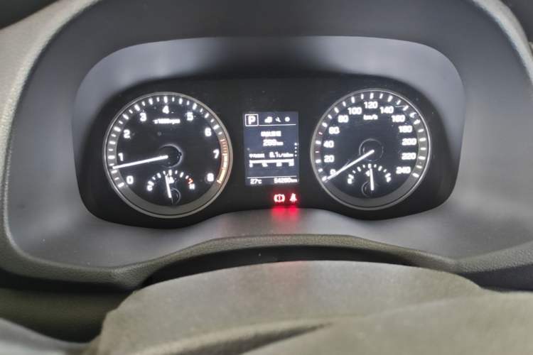 Used Hyundai Tucson 2015 1.6T Dual-Clutch Two-Wheel-Drive Smart Model Odometer Close Up