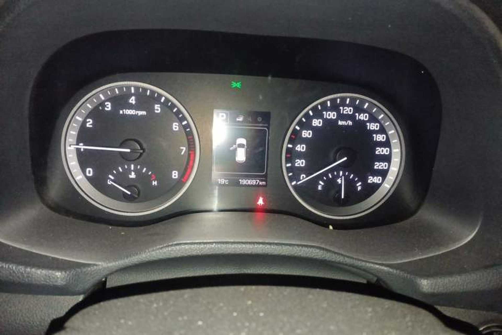 Used Hyundai Tucson 2015 1.6T Dual-Clutch Two-Wheel-Drive Smart Model Odometer Close Up