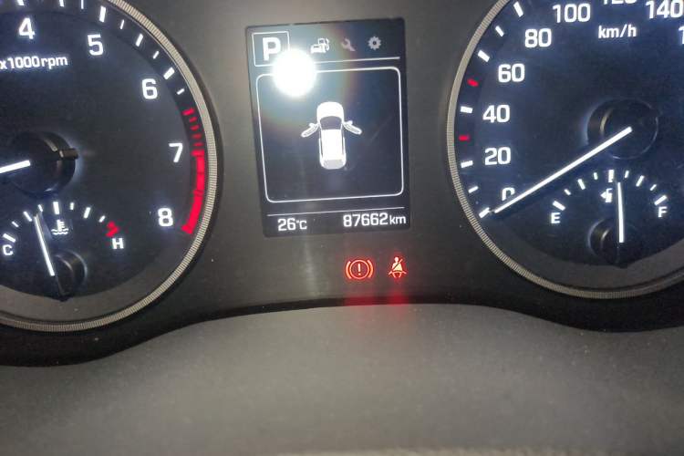 Used Hyundai Tucson 2015 1.6T Dual-Clutch Two-Wheel-Drive Smart Model Odometer Close Up