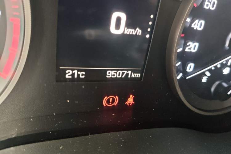 Used Hyundai Tucson 2015 1.6T Dual-Clutch Two-Wheel-Drive Smart Model Odometer Close Up