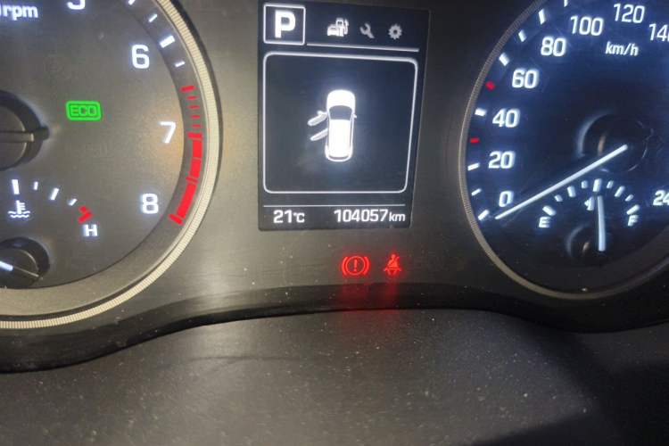 Used Hyundai Tucson 2015 1.6T Dual-Clutch Two-Wheel-Drive Smart Model Odometer Close Up