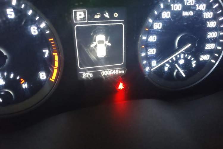 Used Hyundai Tucson 2015 1.6T Dual-Clutch Two-Wheel-Drive Smart Model Odometer Close Up