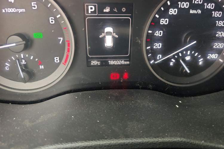 Used Hyundai Tucson 2015 1.6T Dual-Clutch Two-Wheel-Drive Smart Model Odometer Close Up